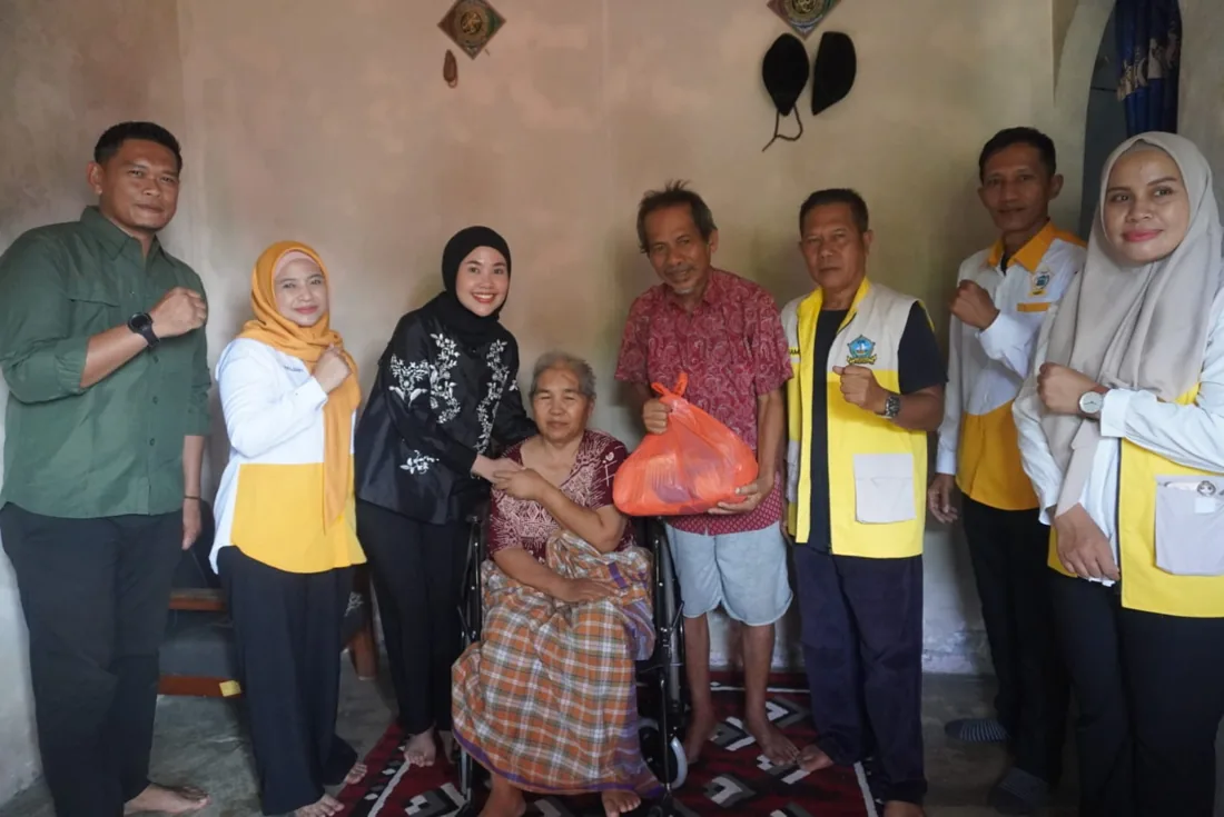 LKKS dan Dinas Sosial Bintan bersama warga saat penyerahan kursi roda di Bintan Timur